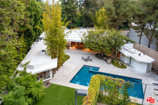 1010 N Rexford Drive, Beverly Hills CA: https://media.crmls.org/mediaz/3a2c409e-d953-4552-96d3-c465684fb10c.jpg
