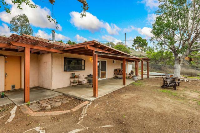 12313 Winter Gardens Dr, Lakeside CA: https://media.crmls.org/mediaz/3a2d7119-2519-4971-a29c-68e0cab8834d.jpg