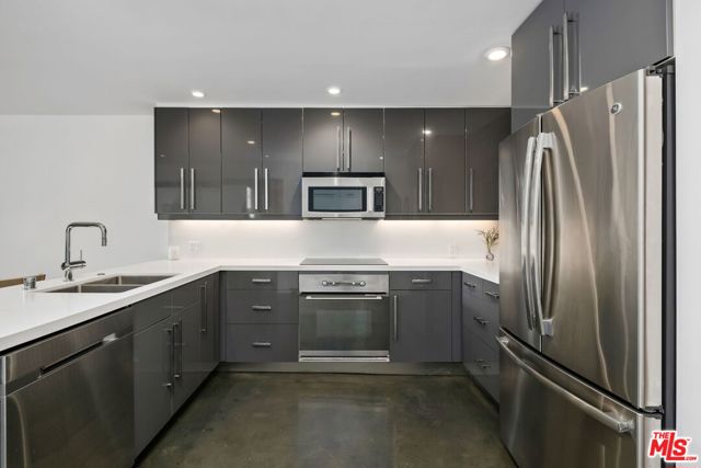 11645 Montana Avenue, Los Angeles CA: https://media.crmls.org/mediaz/3a2e5099-1efd-4797-ad87-99dab529fb9d.jpg