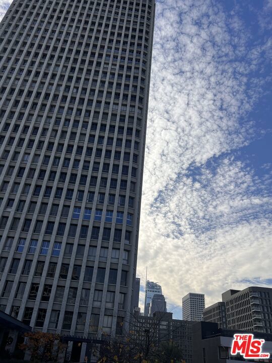 800 W 1st Street, Los Angeles CA: https://media.crmls.org/mediaz/3a2ea69c-ad40-4dac-b77b-ae345d439900.jpg