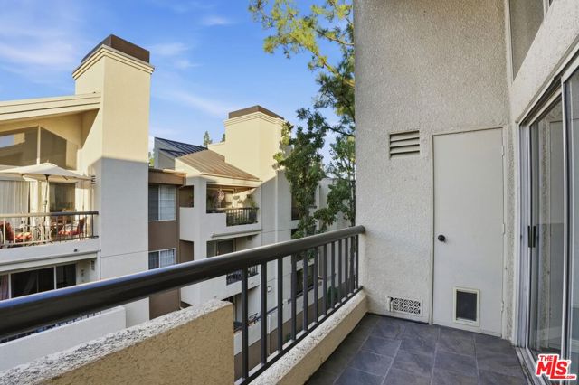 5530 Owensmouth Avenue, Woodland Hills CA: https://media.crmls.org/mediaz/3a300b54-5d6a-4283-9900-b023c0e0ff8a.jpg