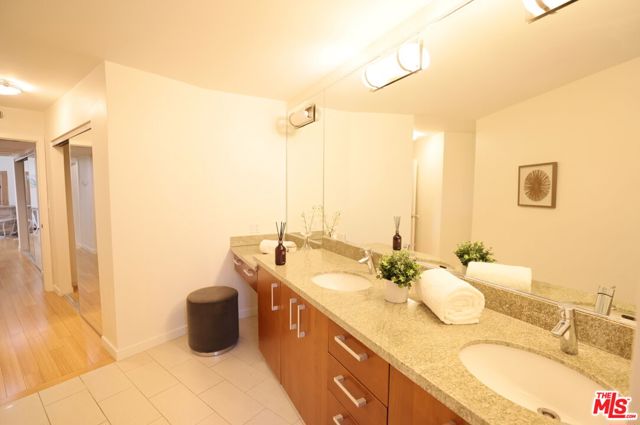 4407 Francis Avenue, Los Angeles CA: https://media.crmls.org/mediaz/3a300cd8-bf41-4e6b-ae31-5c18f42e6ad9.jpg
