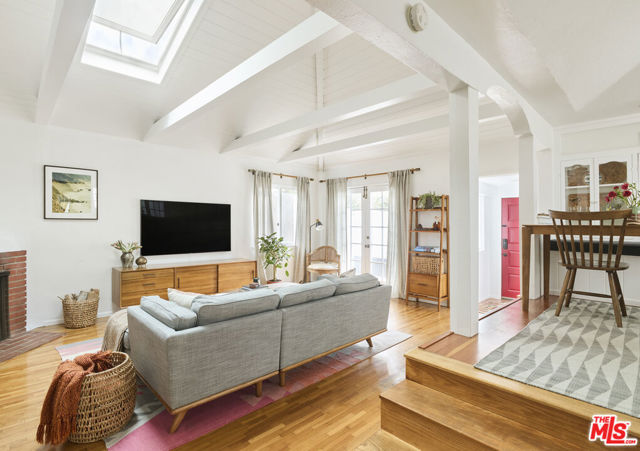 8460 Kirkwood Drive, Los Angeles CA: https://media.crmls.org/mediaz/3a312c58-fe70-498a-a3b1-1e9cb3394d32.jpg