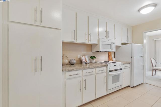 675 Sharon Park Dr, Menlo Park CA: https://media.crmls.org/mediaz/3a3271ae-4653-47a5-b0cf-12b8e208b921.jpg