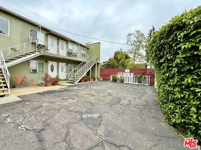 630 N Westbourne Drive, West Hollywood CA: https://media.crmls.org/mediaz/3a33b123-ce9c-4bd5-a098-96cbf1e97800.jpg
