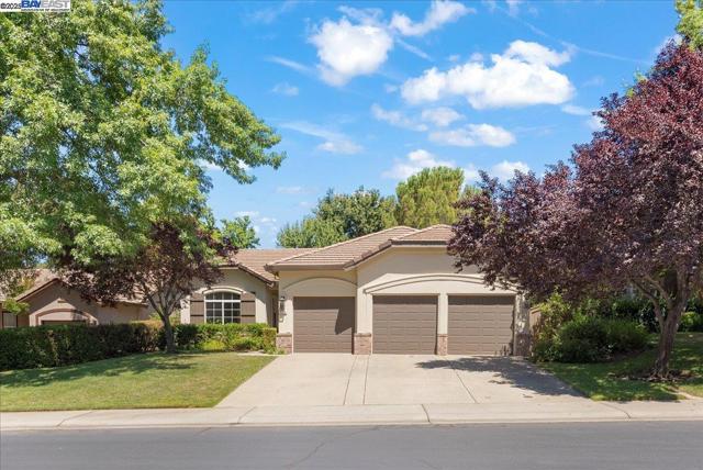 3319 Besana Dr, El Dorado Hills CA: https://media.crmls.org/mediaz/3a344d17-2c61-4a51-84f8-685e407e9df3.jpg