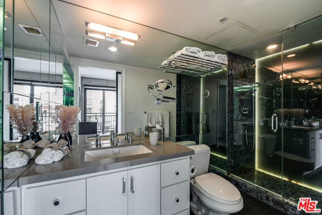 416 S Spring Street, Los Angeles CA: https://media.crmls.org/mediaz/3a35220a-6783-4a31-afa8-c1ce2bcdfda9.jpg