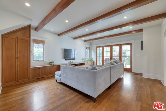 933 W Venezia Avenue, Venice CA: https://media.crmls.org/mediaz/3a35dc14-eefb-4e82-86e4-35d58a921b1d.jpg