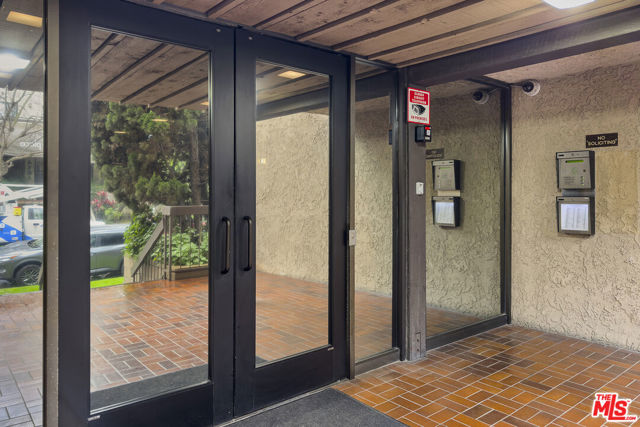 4170 Elm Avenue, Long Beach CA: https://media.crmls.org/mediaz/3a36489e-a7e9-4c7c-ad06-720bd8d3b045.jpg
