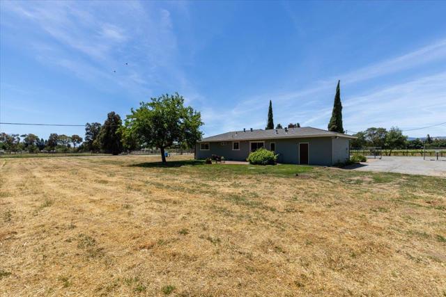 11370 Center Avenue, Gilroy CA: https://media.crmls.org/mediaz/3a36a504-d429-4ab2-abe3-4a74fbc73ad2.jpg