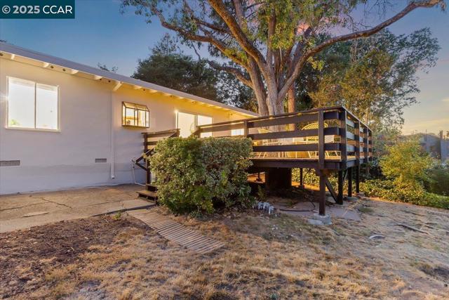 32 California Ave, Orinda CA: https://media.crmls.org/mediaz/3a36d0c1-913e-4165-8bad-cb41c9fd8287.jpg