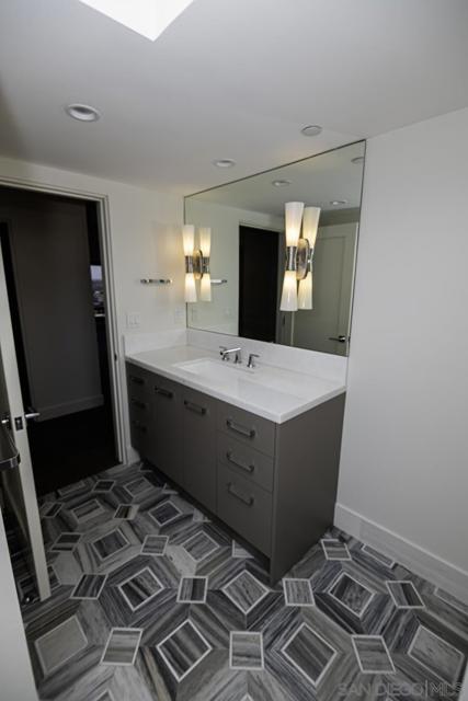 100 Harbor Drive, San Diego CA: https://media.crmls.org/mediaz/3a375b55-2785-43a1-855e-02d88d3c700d.jpg