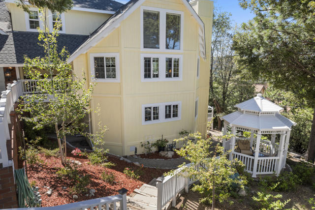 692 Zurich Drive, Lake Arrowhead, CA 92352