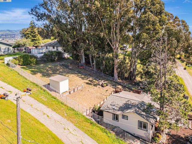 19975 JOHN DR, Castro Valley CA: https://media.crmls.org/mediaz/3a38b4b1-1c71-46ce-83ff-bc9283c47aa3.jpg