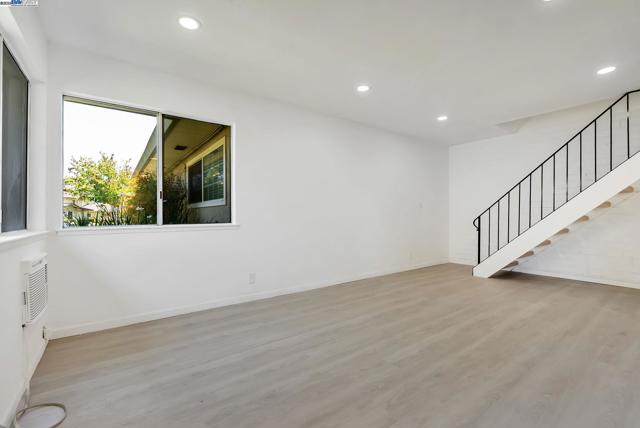 2274 Peacock Pl, Union City CA: https://media.crmls.org/mediaz/3a398499-b0f2-4b0e-8837-34bab0ea568e.jpg