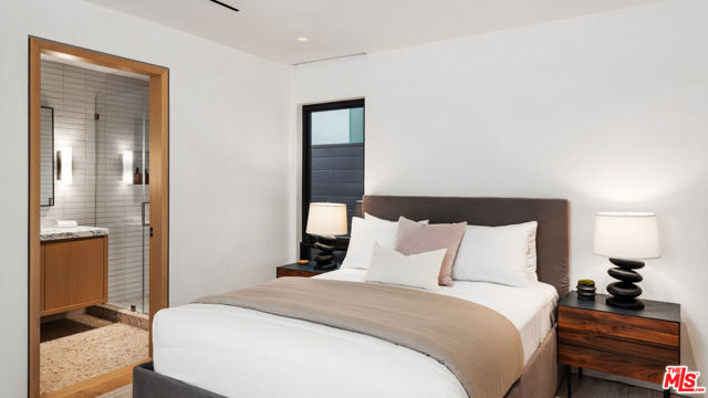 31388 Broad Beach Road, Malibu CA: https://media.crmls.org/mediaz/3a3b4a93-86dc-4fe3-be22-cc4b6c432464.jpg