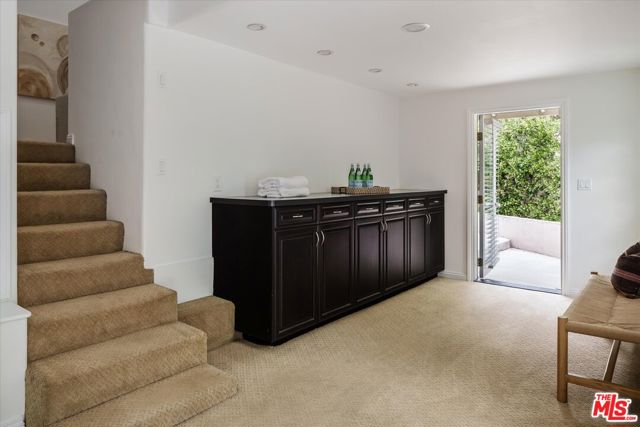 4189 Holly Knoll Drive, Los Angeles CA: https://media.crmls.org/mediaz/3a3b6522-0616-4939-83a3-0a5ba0fd374d.jpg