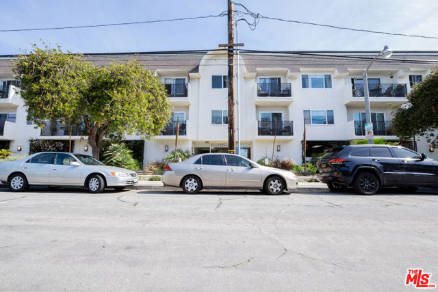 2721 2nd Street, Santa Monica CA: https://media.crmls.org/mediaz/3a3b7a7b-0df6-47d6-a789-bbf83c110f4f.jpg