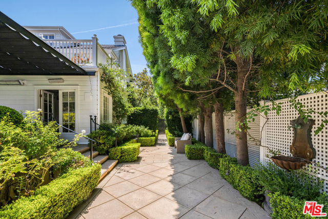 130 S Cliffwood Avenue, Los Angeles CA: https://media.crmls.org/mediaz/3a3bb143-291f-46b9-84f7-ec9b58eca10d.jpg