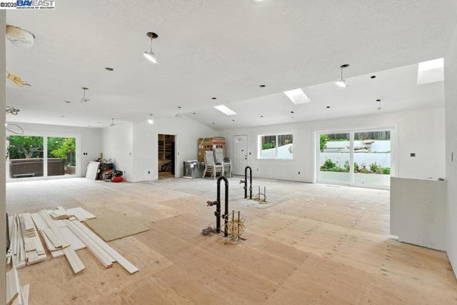 21798 Independent School Rd, Castro Valley CA: https://media.crmls.org/mediaz/3a3c7232-0d3e-4d71-ab55-2c11313556bd.jpg