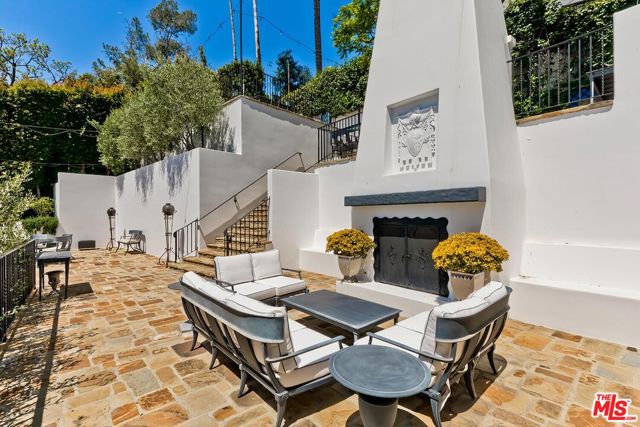2420 Chislehurst Drive, Los Angeles CA: https://media.crmls.org/mediaz/3a3d221d-dea4-4cd4-8bc5-11aa643e63db.jpg