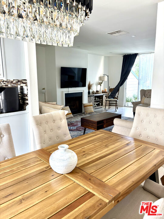 9901 Independence Avenue, Chatsworth CA: https://media.crmls.org/mediaz/3a3d6752-4367-47db-a4b8-16fe3cc285bd.jpg