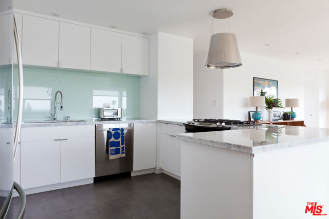 3118 21ST Street, Santa Monica CA: https://media.crmls.org/mediaz/3a403700-e9f3-448b-a023-bcb4208badbc.jpg