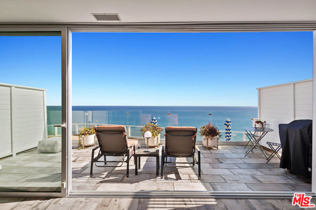 27400 Pacific Coast Highway, Malibu CA: https://media.crmls.org/mediaz/3a421378-48e5-4d4d-9961-61e7ee81ddbf.jpg