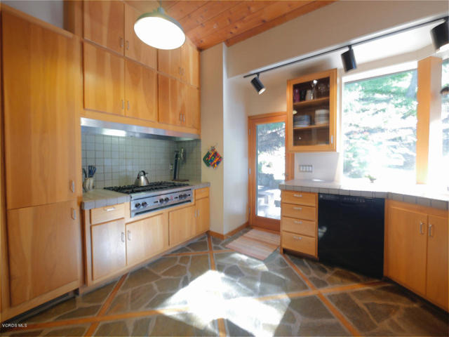 2442 Valley Meadow Drive, Oak View CA: https://media.crmls.org/mediaz/3a4288f3-af93-4f49-b72f-6b3ba438cf26.jpg