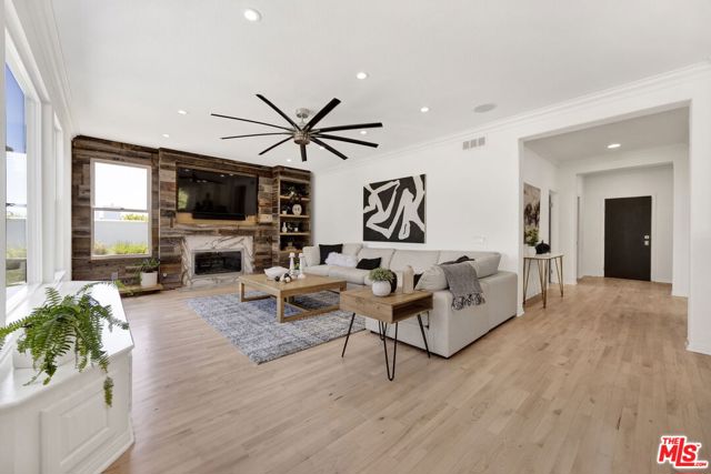 23473 Palm Drive, Calabasas CA: https://media.crmls.org/mediaz/3a43d189-17c6-4bd1-aa2f-88c7835ba9d1.jpg