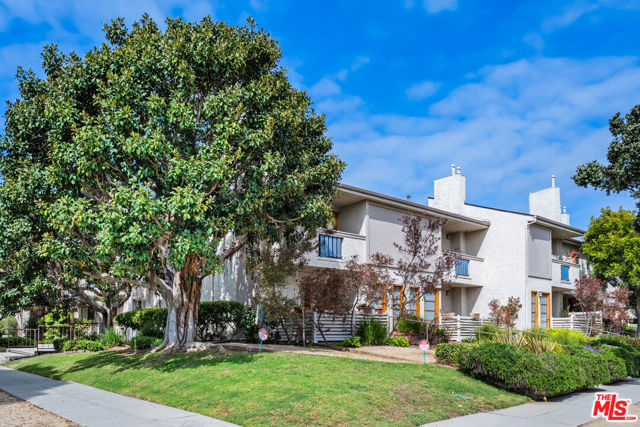 2016 Euclid Street, Santa Monica CA: https://media.crmls.org/mediaz/3a44a3fc-2995-4451-9a5d-63efa7b22992.jpg