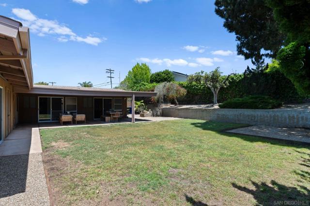 1201 Via Barranca, La Jolla CA: https://media.crmls.org/mediaz/3a45c708-2d9f-4b4b-b230-f77abbf04540.jpg