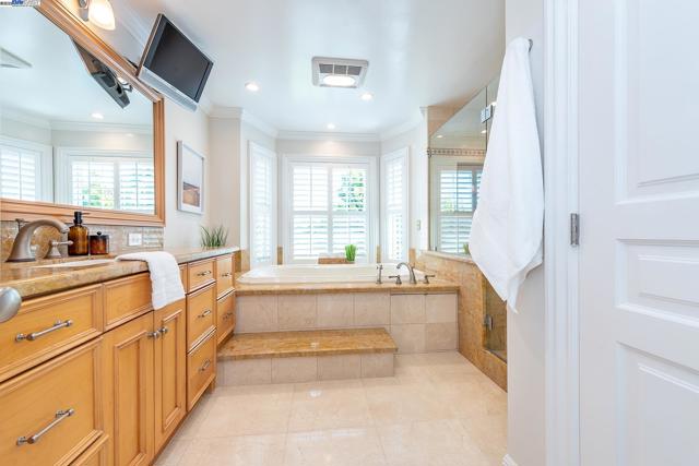 32760 Orick St, Union City CA: https://media.crmls.org/mediaz/3a463a6f-304c-4eb0-8023-9fa828aaae43.jpg
