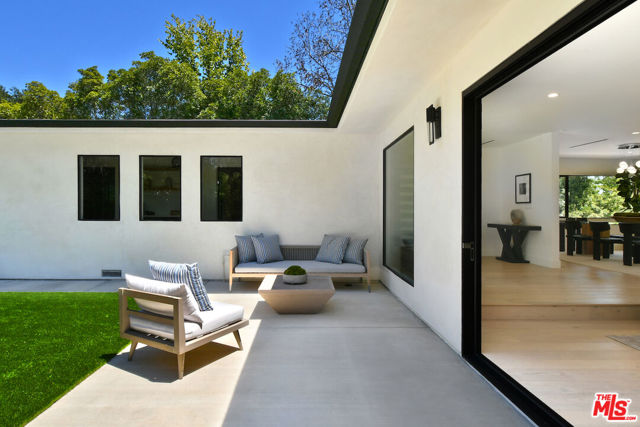 3221 Elvido Drive, Los Angeles CA: https://media.crmls.org/mediaz/3a466839-6300-42b9-8908-47f6a39e888f.jpg