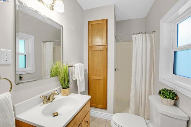 5601 Castle Dr, Oakland CA: https://media.crmls.org/mediaz/3a46d077-bc43-451b-93fc-b4449c33c641.jpg