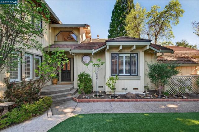 951 Redwood Dr, Danville CA: https://media.crmls.org/mediaz/3a482205-4b5d-48b1-8238-c79051e8a213.jpg