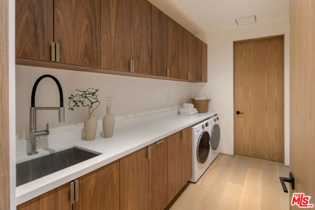 1525 Marlay Drive, Los Angeles CA: https://media.crmls.org/mediaz/3a492ed1-81d0-46a0-a042-869cc6788605.jpg