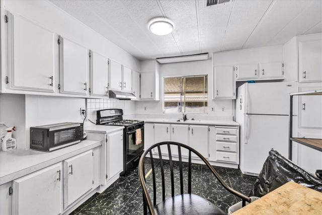7425 Church Street, Yucca Valley CA: https://media.crmls.org/mediaz/3a4a345e-2910-432e-962b-d11cad07924f.jpg