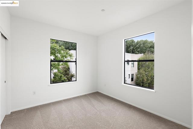 121 City Limits Cir, Emeryville CA: https://media.crmls.org/mediaz/3a4a814b-16a8-4585-9843-a4323eea4489.jpg