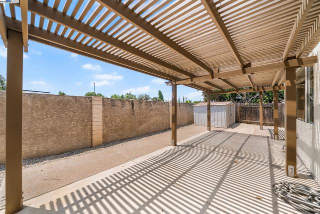 1970 Knollcrest Ln, Tracy CA: https://media.crmls.org/mediaz/3a4b6101-5ffd-4166-92a0-d514a660bfcb.jpg