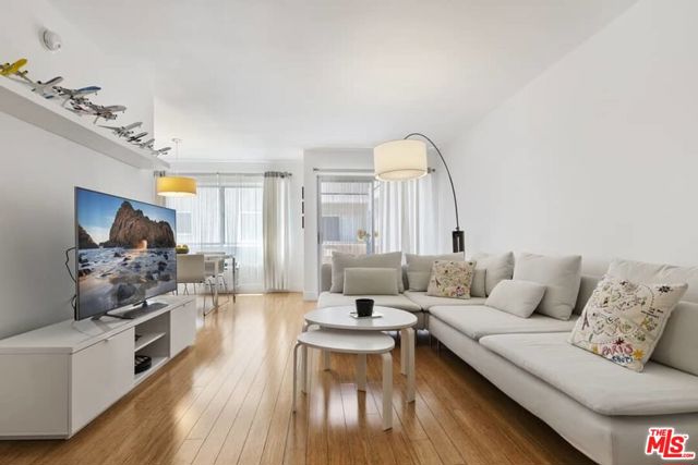 525 N Sycamore Avenue, Los Angeles CA: https://media.crmls.org/mediaz/3a4bb3c5-5f00-48e7-9166-f8d098156a58.jpg