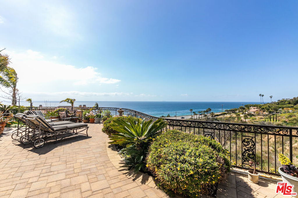 https://media.crmls.org/mediaz/3a4da318-56c8-4ae6-96d2-d76d0582a556.jpg?preset=X-Large
