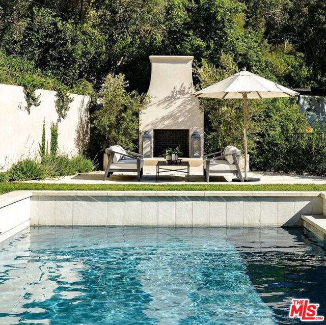 9161 Hazen Drive, Beverly Hills CA: https://media.crmls.org/mediaz/3a4dc11e-f46f-4305-9f3b-e1794a1f674a.jpg