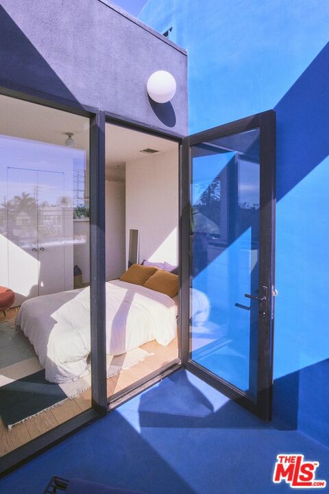 906 Superba Avenue, Venice CA: https://media.crmls.org/mediaz/3a4e6851-b83c-4394-b255-676e5eea34e6.jpg