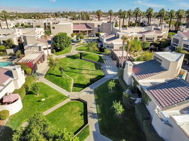 426 Village W Square, Palm Springs CA: https://media.crmls.org/mediaz/3a5072e1-a9a2-4d3d-9e2e-326a2b3044c1.jpg