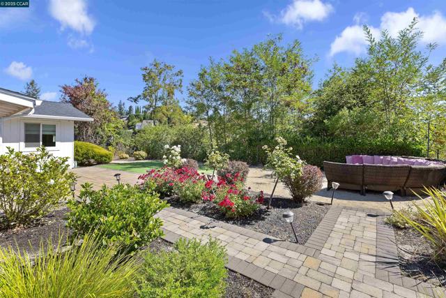 33 Sullivan Dr, Moraga CA: https://media.crmls.org/mediaz/3a512d47-dcc2-4f37-b3b0-ee600657cf46.jpg