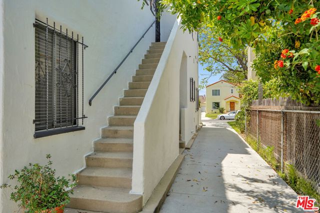 1118 HI POINT Street, Los Angeles CA: https://media.crmls.org/mediaz/3a51670d-6955-4b96-b1ec-7b30bb8060db.jpg