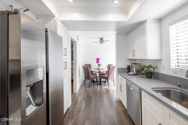 21901 Burbank Boulevard, Woodland Hills CA: https://media.crmls.org/mediaz/3a52643c-c532-4de7-9051-bb3dd47896d5.jpg