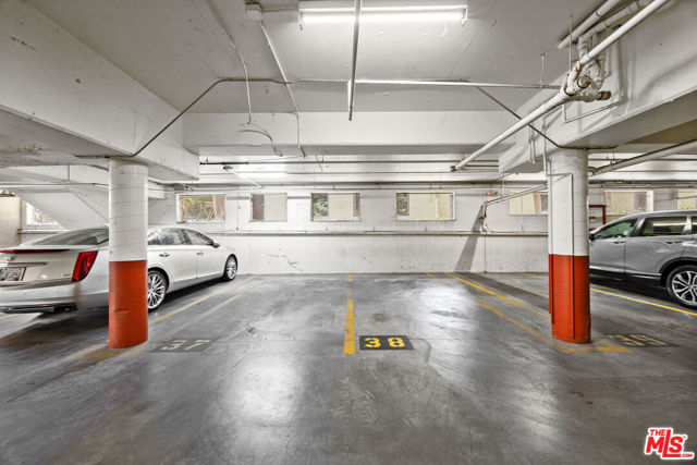 927 N Kings Road, West Hollywood CA: https://media.crmls.org/mediaz/3a53125d-e3d2-41bf-8ee3-12a4ee5d3bbe.jpg