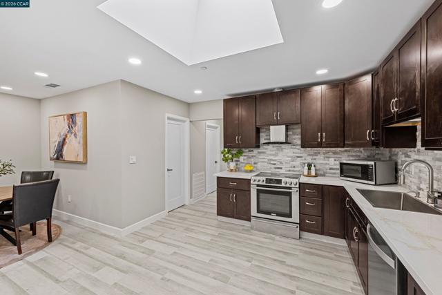 Image 12 of 48 For 390 Guttenberg St